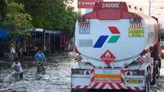 Banjir rob atau air laut pasang menggenangi ruas jalur pantura Semarang-Demak, Jawa Tengah, Minggu (12 /06/2016). Meski banjir yang cukup tinggi hanya kendaraan besar truk atau bus yang bisa melintas. (Gholib)