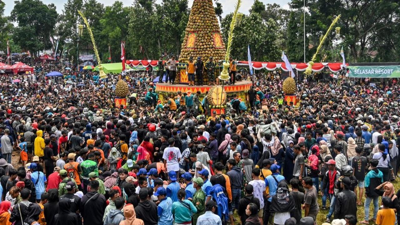 Dalam festival ini, sebanyak 2.024 durian khas Wonosalam diarak ramai-ramai dan dibagikan secara gratis kepada masyarakat. Foto: JUNI KRISWANTO / AFP<br>