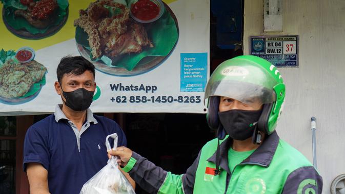 Alan saat menerima pesanan Ayam Kremes (Liputan6.com / Luthfie Febrianto)