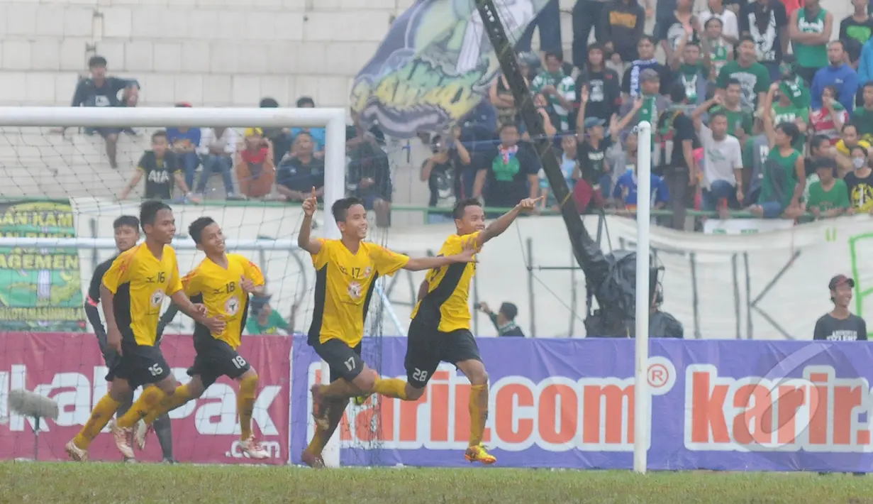 Gelandang Semen Padang U-16, Putra Chaniago merayakan gol bersama para pemain lainya pada laga uji coba di Stadion Singaperbangsa, Jawa Barat, Senin (9/3/2015). Timnas U-16 bermain imbang 4-4 dengan Semen Padang U-16. (Liputan6.com/Herman Zakharia)