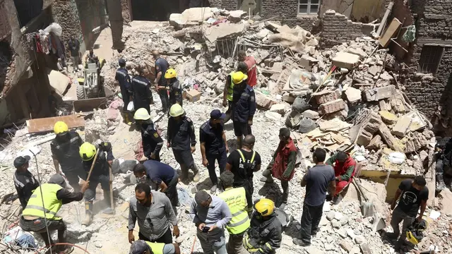 Bangunan ambruk atau runtuh di Kairo, Mesir. (AP)