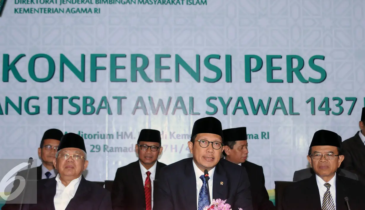 Menag Lukman Hakim Saifuddin (tengah) saat menyampaikan hasil sidang Isbat awal Syawal di Jakarta, Senin (4/7). Berdasar sidang isbat, 1 Syawal 1437 H jatuh pada Rabu (6/7). (Liputan6.com/Helmi Fithriansyah)