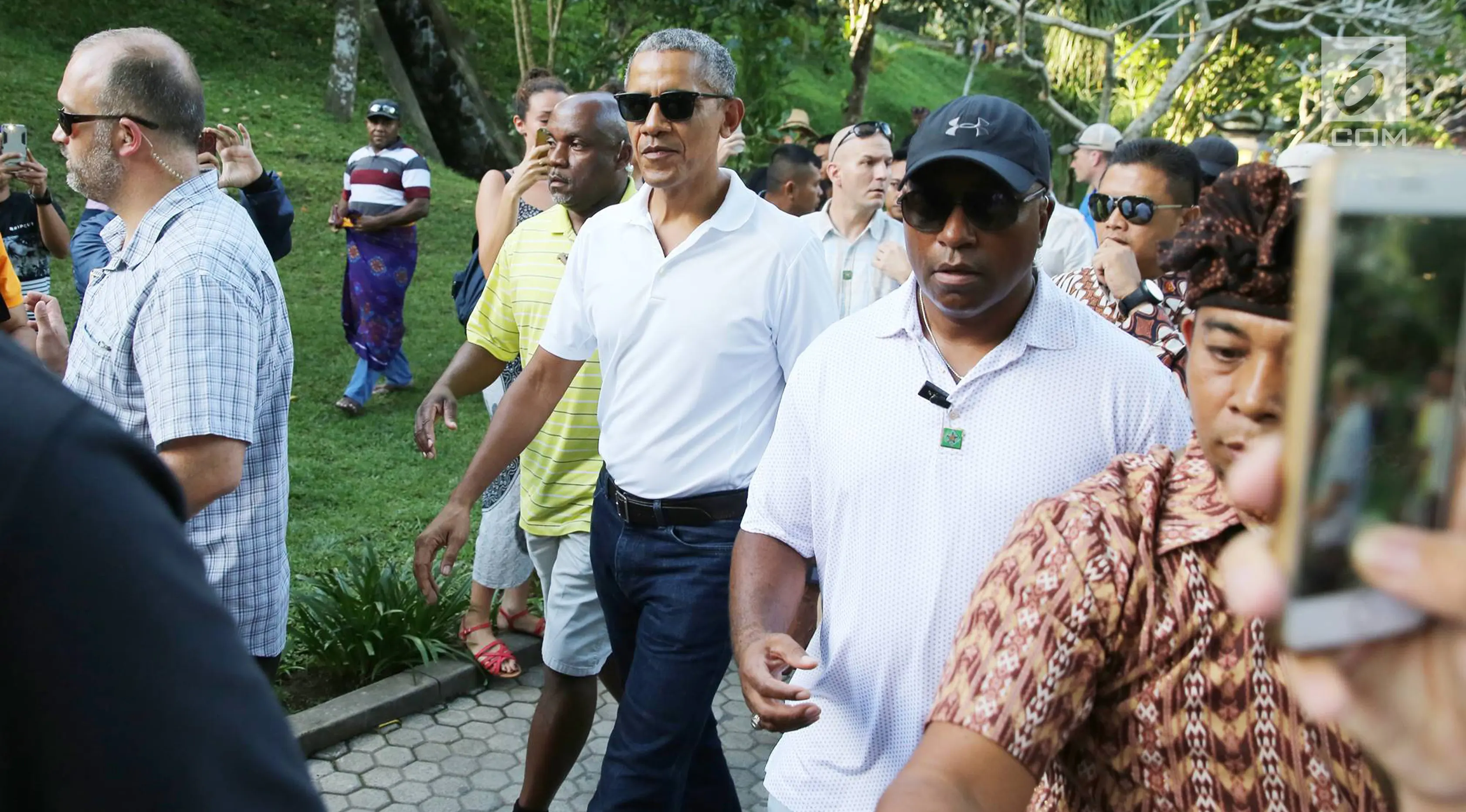 Mantan Presiden Amerika Serikat Barack Obama bersama keluarga dan rombongannya mengunjungi Pura Tirta Empul, Tampaksiring, Gianyar, Bali, Selasa (27/6). (Liputan6.com/Immanuel Antonius)