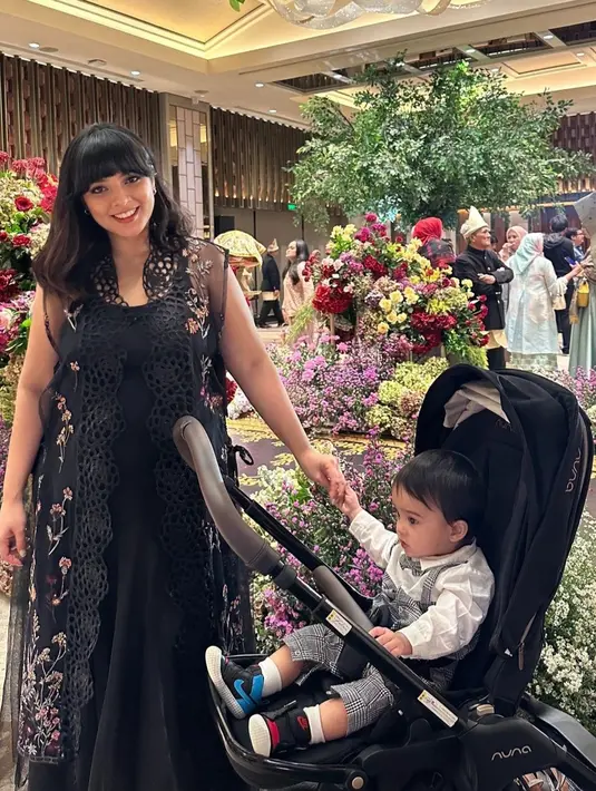 Lewat unggahannya di Instagram, Riri menuliskan perutnya tengah buncit karena hamil anak kedua. Diketahui usia kehamilan kedua Riri Febrian ini sudah mendekati hari kelahiran. (Liputan6.com/IG/@ririririfbrn)