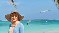 Outfit ke Pantai Hijab Simple by Meta AI