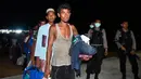Pengungsi Rohingya sesaat setelah diselamatkan di Bireuen, Aceh, Jumat (20/4). Lima dai 76 pengungsi Rohingya yang diselamatkan dalam kondisi sakit. (AP Photo / Zik Maulana)