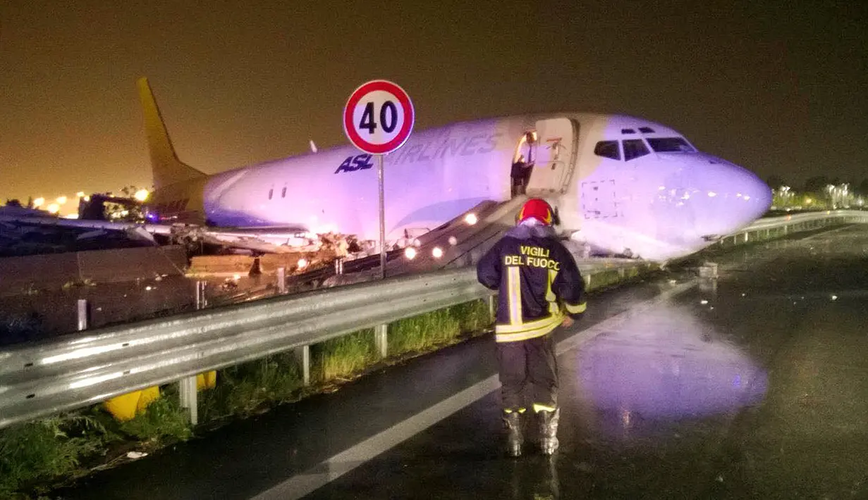 Pesawat kargo DHL tergelincir hingga menutupi jalan raya di Orio al Serio, Milan, Italia (5/8). Kejadian ini terjadi pada 4 pagi waktu setempat. (REUTERS)