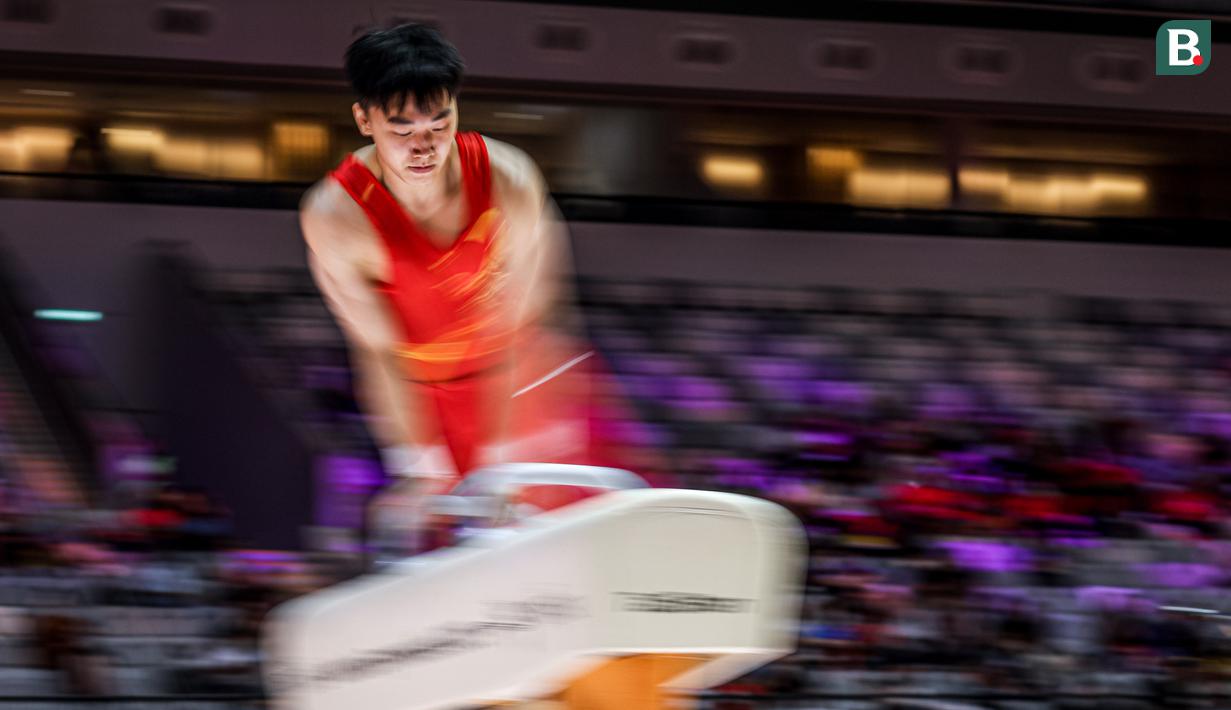 <p>Pesenam China, Hong Yanming beraksi pada nomor kuda pelana final aparatus putra Kejuaraan Dunia Gimnastik 2025 di Indonesia Arena, Senayan, Jakarta, Jumat (24/10/2025). (Bola.com/Bagaskara Lazuardi)</p>