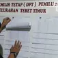 Warga melihat Daftar Pemilih Tetap (DPT) di Kantor Kelurahan Tebet, Jakarta, Kamis (30/11/2023). Website resmi Komisi Pemilihan Umum (KPU) dibobol hacker dan sekitar 204 juta data DPT bocor dalam kejadian ini. (Liputan6.com/Herman Zakharia)