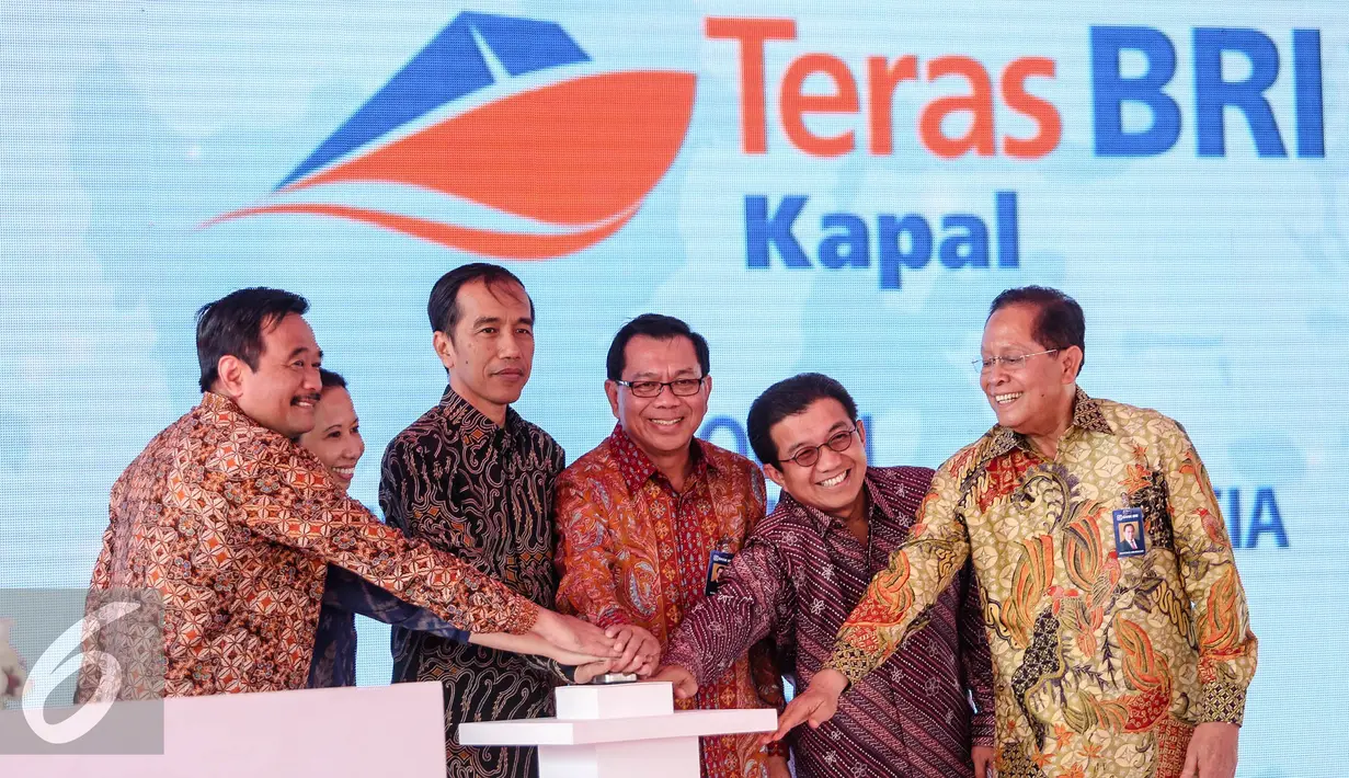 Presiden Joko Widodo (ketiga kiri) bersama pejabat terkait meresmikan peluncuran Teras BRI Kapal di Muara Angke, Jakarta, Selasa (4/8/2015). Teras BRI Kapal untuk menjangkau masyarakat pesisir Kepulauan. (Liputan6.com/Faizal Fanani)