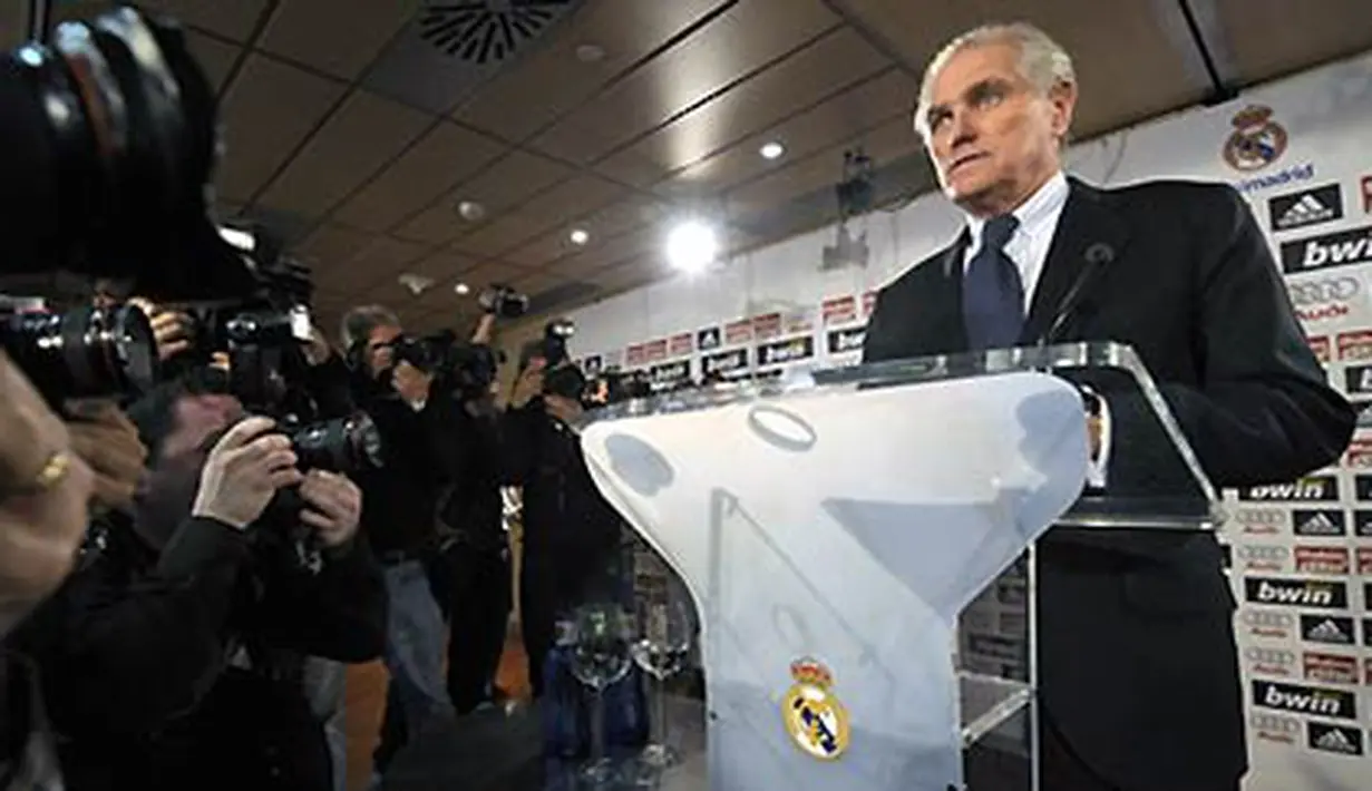 President of Real Madrid football club Ramon Calderon attends a press conference as he announces his stepping down, at the Santiago Bernabeu stadium in Madrid, on January 16, 2009. AFP PHOTO/PIERRE-PHILIPPE MARCOU