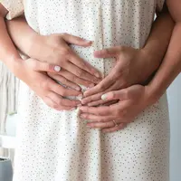 Bicarakan pemilihan alat kontrasepsi bersama pasangan. (unsplash.com/@johnlooy)