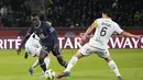 Gelandang PSG, Idrissa Gueye berusaha melewati pemain Lorient, Laurent Abergel pada pertandingan lanjutan Liga 1 Prancis di stadion Parc des Princes di Paris, Senin (4/4/2022). Hasil ini membuat PSG mengumpulkan 68 poin dari 30 pertandingan. (AP Photo/Michel Euler)