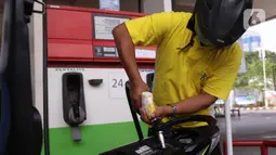 Pengendara motor mengisi BBM di SPBU, Jakarta, Kamis (18/6/2020). PT Pertamina (Persero) berencana melakukan simplifikasi produk BBM yang tidak ramah lingkungan yang mempunyai kadar Research Octane Number (RON) di bawah 91. (Liputan6.com/Angga Yuniar)