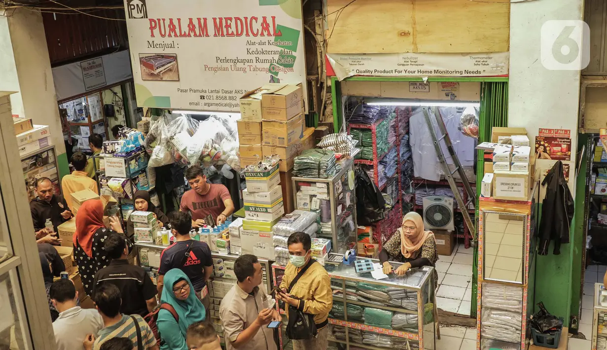 Suasana Pasar Pramuka, Jakarta, Senin (2/3/2020). Pemerintah resmi mengumumkan dua pasein ibu (64) dan anak (31) terinfeksi wabah virus corona COVID-19 setelah berinteraksi dengan Warga Negara Jepang yang berkunjung ke Indonesia. (Liputan6.com/Faizal Fanani)