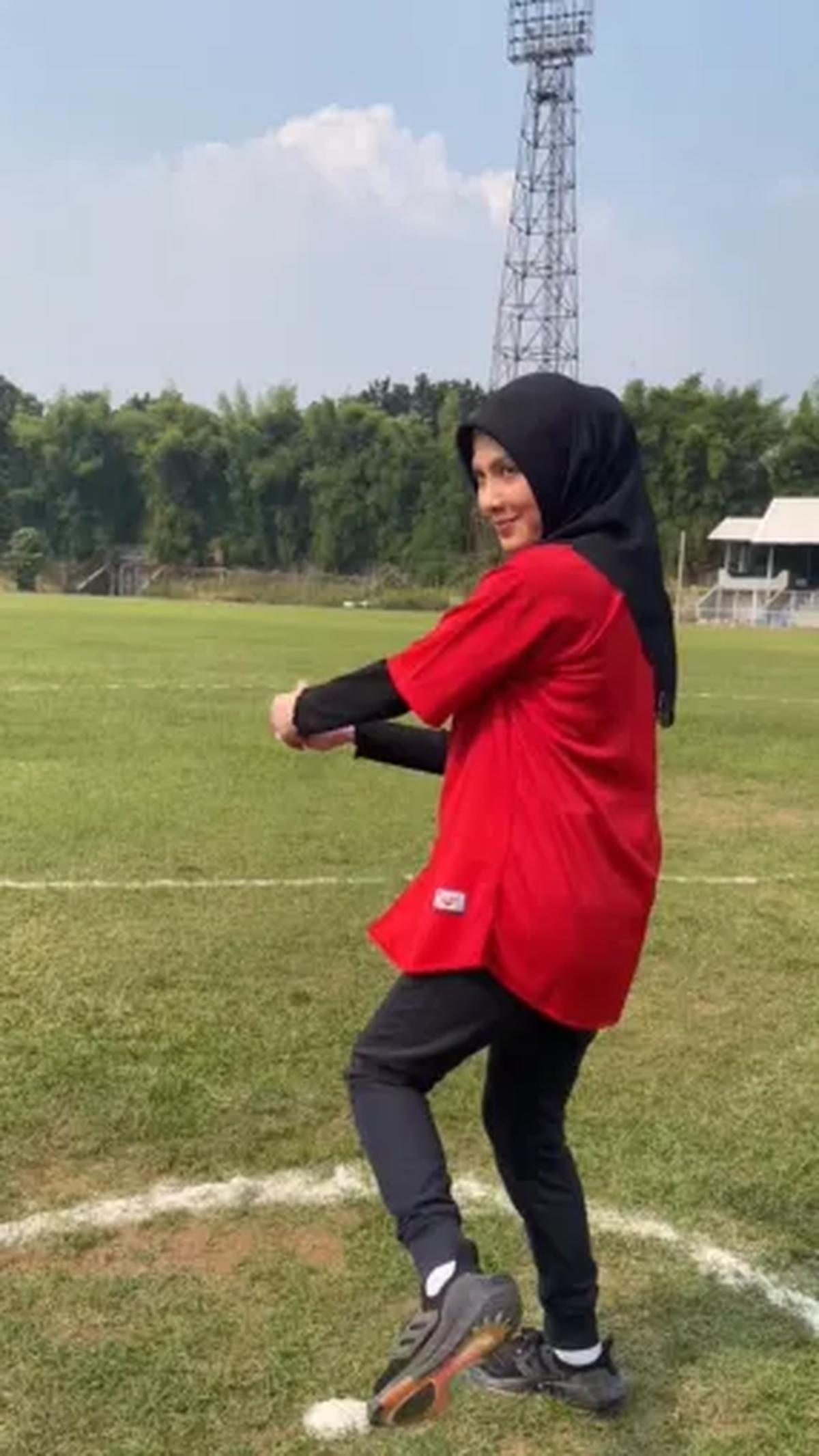Haviza Devi pemeran Naima tampil berhijab dengan baju baseball berwarna merah.&nbsp;&nbsp;