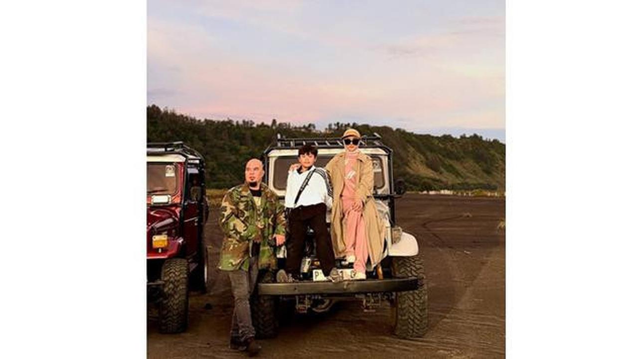 5 Gaya Kasual Mulan Jameela saat Liburan di Bromo, Outer dan Topi Visor Senada