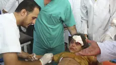 Serangan udara yang kembali dilancarkan Israel membuat anak-anak harus dirawat di pos kesehatan di kota Raffah (REUTERS/Ibraheem Abu Mustafa) 