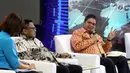 Ketua Umum Partai Golkar Airlangga Hartarto (kanan) memberikan paparan dalam acara Dialog Refleksi Akhir Masa Jabatan Anggota MPR, DPR, dan DPD RI di Kompleks Parlemen, Jakarta, Selasa (10/9/2019). Dialog membahas capaian kinerja DPR, MPR, dan DPD periode 2014-2019. (Liputan6.com/JohanTallo)