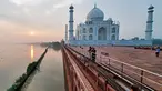 Foto yang diambil pada 18 Juli 2023 ini memperlihatkan tepian sungai Yamuna yang tergenang air di sepanjang Taj Mahal di Agra, India. (Pawan SHARMA / AFP)
