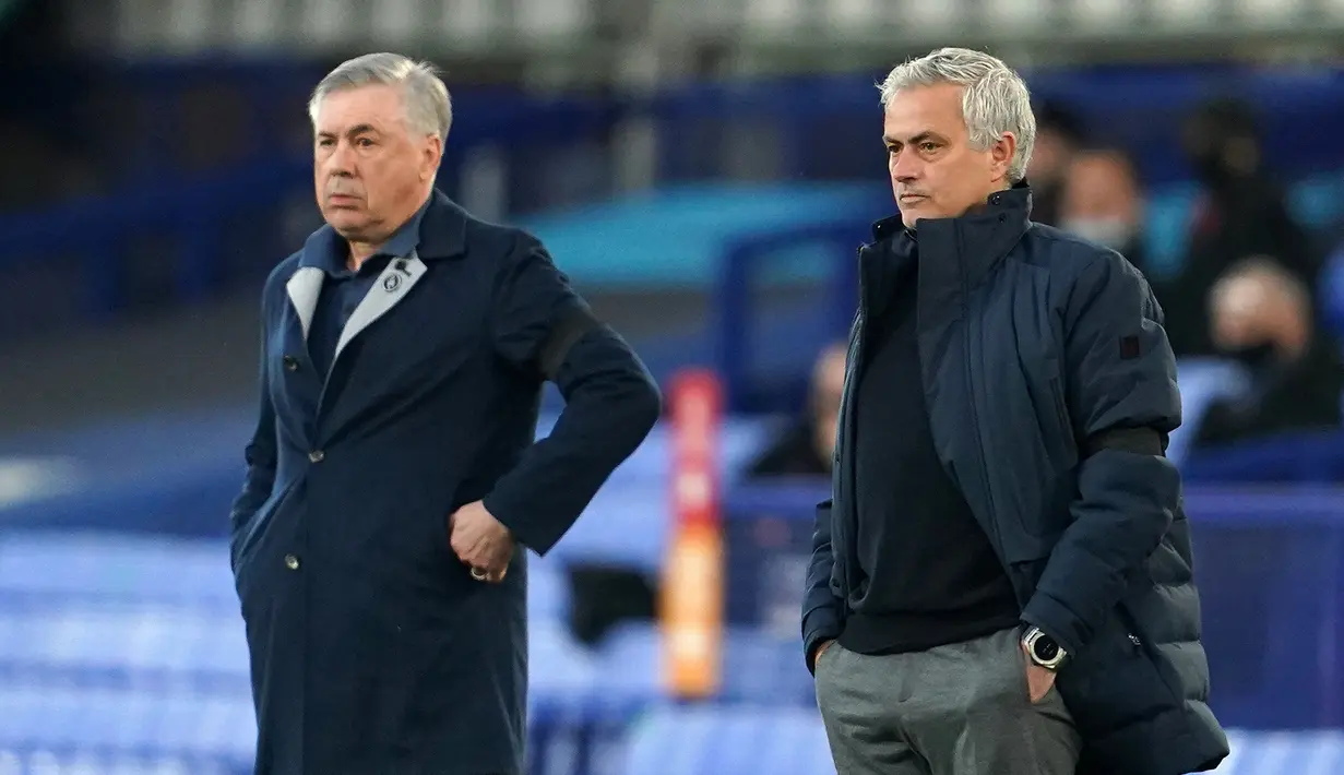 Pelatih Everton Carlo Ancelotti (kiri) dan pelatih Tottenham Hotspur Jose Mourinho menyaksikan pemainnya selama pertandingan Liga Inggris di Goodison Park di Liverpool, Inggris barat laut pada 16 April 2021. Ancelotti pernah menjadi pelatih pada 2013 hingga 2015. (AFP/Pool/Jon Super)