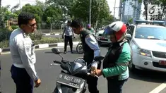 Meski sering dirazia Dishub pengemudi ojek online masih saja nekat parkir di tempat yang dilarang. Mereka beralasan tidak meiliki lokasi parkir khusus