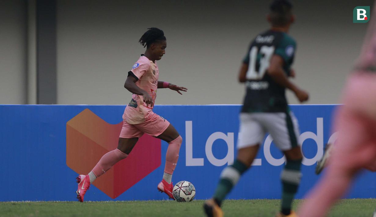 Selain itu, Ronaldo Kwateh juga sekaligus tercatat sebagai pemain termuda yang didaftarkan dari seluruh klub peserta BRI Liga 1 2021/2022. (Foto: Bola.com/Ikhwan Yanuar)