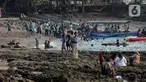 Suasana Pantai Anyer di Desa Cikoneng, Kabupaten Serang, Banten, Minggu (1/10/2023). Objek wisata pantai menjadi salah satu destinasi wisata warga Banten dan Jakarta untuk mengisi liburan Maulid Nabi Muhammad SAW 2023. (merdeka.com/Imam Buhori)