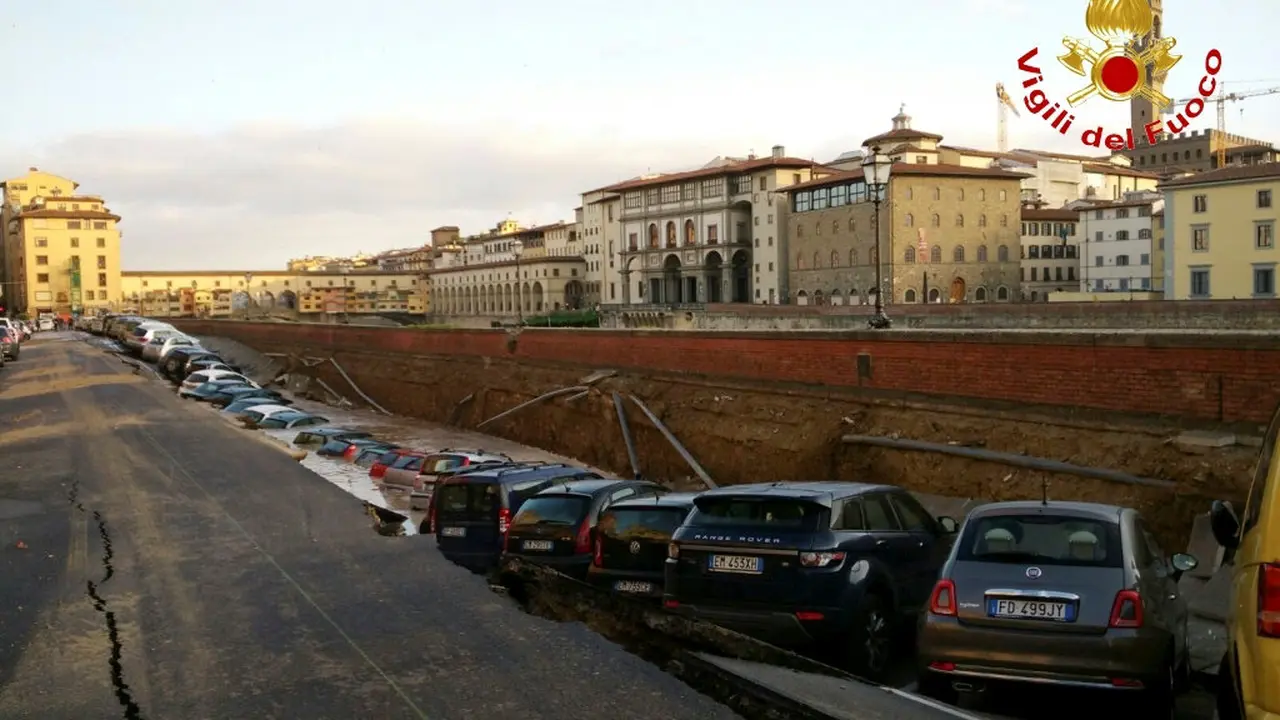 Sinkhole 7 Meter Italia Menyedot 20 Mobil 