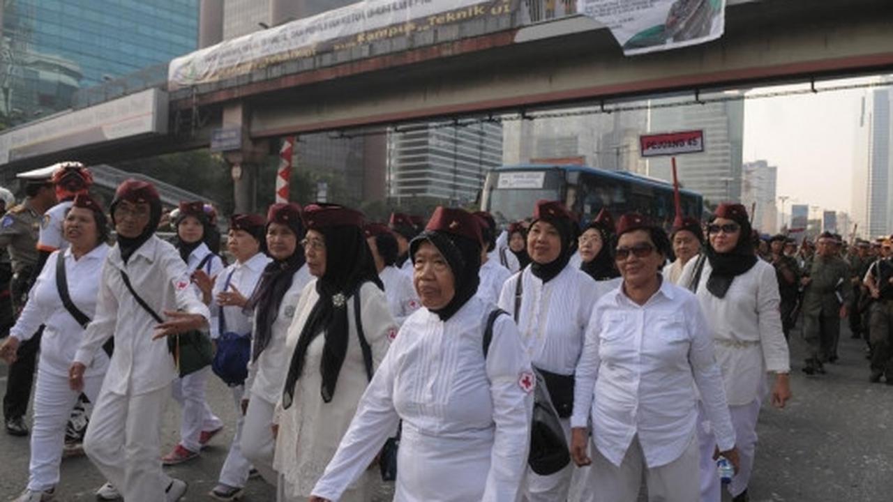 Semarak pawai Hari Veteran, bekas pejuang bawa bambu runcing