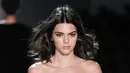 Kendall Jenner berjalan di atas catwalk membawakan busana rancangan Alexandre Vauthier di Paris Fashion Week, Prancis  (24/1). Kendall Jenner tampil cantik dan seksi dengan mini dress  yang digunakannya. (AFP Photo/Alain Jocard)