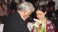 Wiji Thukul Dapat Penghargaan dari Xanana Gusmao, Fitri Nghanti Wani terima penghargaan dari Xanana Gusmao (Acacio Pinto/Timor Post)