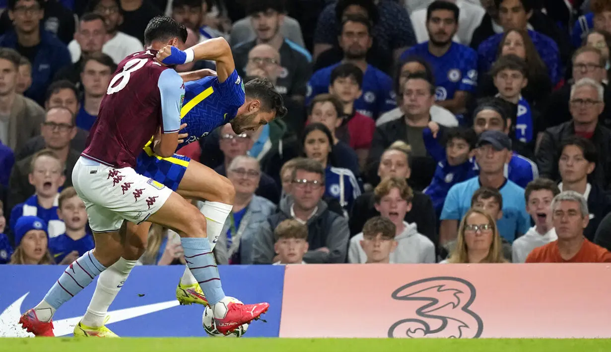 Gelandang Aston Villa, Morgan Sanson berebut bola dengan gelandang Chelsea Saul pada babak ketiga Piala Liga Inggris atau Carabao Cup 2021/2022 di Stadion Stamford Bridge, Kamis (23/9/2021) dini hari WIB. Chelsea menang adu penalti 3-2 setelah bermain imbang 1-1. (AP Photo/Frank Augstein)