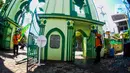 Petugas menyemprotkan cairan disinfektan di Masjid Kauman Semarang,  Jawa Tengah, Senin (16/3/2020). Penyemprotan dilakukan untuk mencegah penyebaran virus corona COVID-19. (Liputan6.com/Gholib)