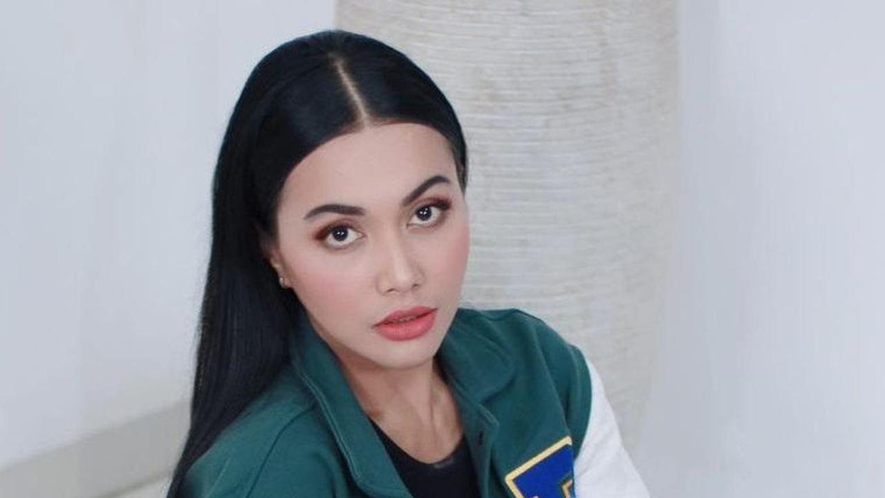 Potret Terbaru Denada usai Jalani Operasi Plastik, Dagunya Disorot