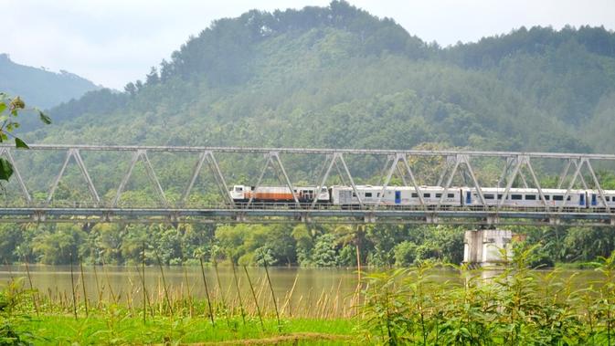 Kereta api melintasi jembatan Serayu di Rawalo, Banyumas. (Foto: Liputan6.com/Muhamad Ridlo)