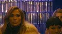 J. Lo terlihat mengenakan jaket berbahan bulu pada cuplikan film Hustlers. (dok. instagram.com/hustlersmovie/https://www.instagram.com/p/B0rGNMhH3jW/Novi Thedora)
