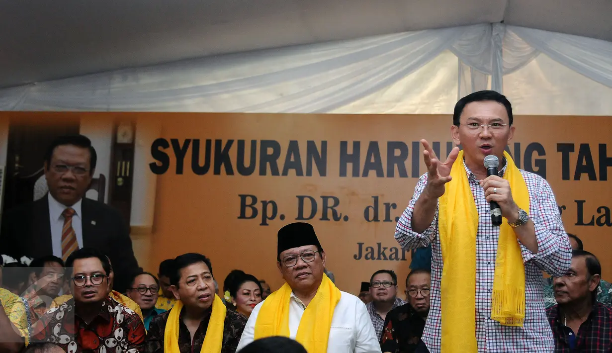 Cagub DKI Jakarta Basuki Tjahaja Purnama (kanan) saat memberi sambutan pada syukuran ulang tahun Ketua Dewan Pakar Golkar, Agung Laksono di Jakarta, Minggu (26/3). Acara juga dihadiri Ketum Golkar Setya Novanto. (Liputan6.com/Helmi Fithriansyah)