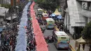 Bus Transjakarta Tanah Abang Explorer kembali beroperasi di Tanah Abang, Jakarta, Sabtu (3/2). Kembali aktifnya bus ini merupakan jawaban atas kesepakatan antara Pemprov DKI dan perwakilan sopir angkot trayek Tanah Abang. (Liputan6.com/Arya Manggala)