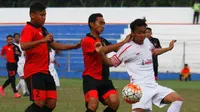 Habib Syukron (PSBI Kabupaten Blitar/putih) gagal memenangkan PSBI saat melawat ke kandang Mojokerto Putra (20/8/2016). (Bola.com/Robby Firly)