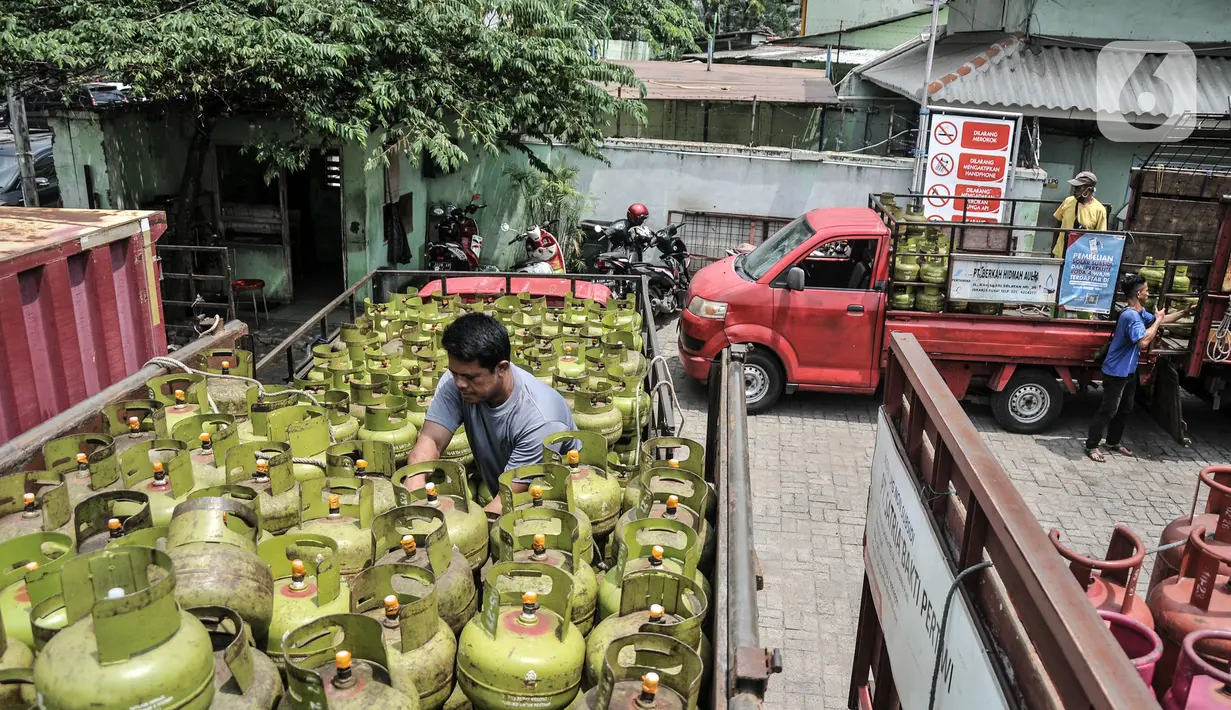 Pekerja melakukan bongkar muat tabung elpiji atau LPG 3 kilogram di agen gas kawasan Rawasari, Jakarta, Senin (19/9/2022). Menteri ESDM juga menyebut pemerintah akan mengurangi peredaran LPG 3 kilogram yang selama ini masuk dalam barang subsidi. (merdeka.com/Iqbal S. Nugroho)