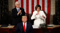 Ketua DPR Amerika Serikat Nancy Pelosi (kanan) merobek naskah pidato kenegaraan Presiden Donald Trump dalam Kongres di Capitol Hill, Washington, Selasa (4/2/2020). Pelosi merobek naskah pidato kenegaraan State of the Union (SOTU) usai Trump berpidato. (AP Photo/Patrick Semansky)