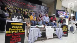 Aksi ini dilakukan menyusul belum dibahasnya Rancangan Undang-Undang Perlindungan Pekerja Rumah Tangga (RUU PPRT) oleh DPR RI. (merdeka.com/Arie Basuki)