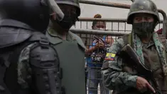 Seorang wanita menunggu kabar status narapidana setelah terjadi kerusuhan di Pusat Penahanan Sementara Nomor 1 di Quito, Ekuador (25/10/2021). Pihak berwenang melaporkan beberapa narapidana terluka. (AP Photo/Dolores Ochoa)