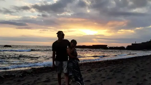 Enam Tahun Menikah, Ini 6 Potret Harmonis Revaldo dan Istri yang Jarang Tersorot