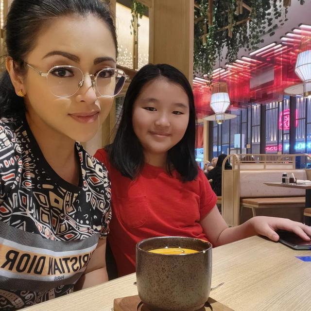 Ungkap Rindu Ayah, Ini 6 Kebersamaan Adellicia Hariwijaya dan Nessa Sadin Ibundanya