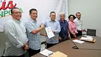 Anggota tim sembilan Kemenpora, Oegroseno (kedua kiri) bersalaman dengan Alfitra Salamm saat jumpa pers berakhirnya masa tugas tim sembilan di Jakarta, Rabu (6/5/2015). Tugas tim sembilan berakhir pada 30 April lalu. (Liputan6.com/Helmi Fithriansyah)