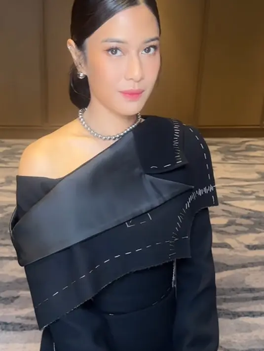 Hadiri sebuah acara otomotif, Dian Sastrowardoyo tampil awet muda dengna makeup yang super flawless [@maharani_nilla_makeup]