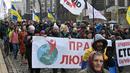 Demonstran anti-vaksin berunjuk rasa di Kiev (24/11/2021). Ratusan pengunjuk rasa memblokir jalan-jalan di pusat kota Kiev pada 24 November untuk berdemonstrasi menentang langkah-langkah anti-Covid Ukraina dan upaya vaksin, saat negara itu memerangi gelombang infeksi baru. (AFP/Genya Savilov)