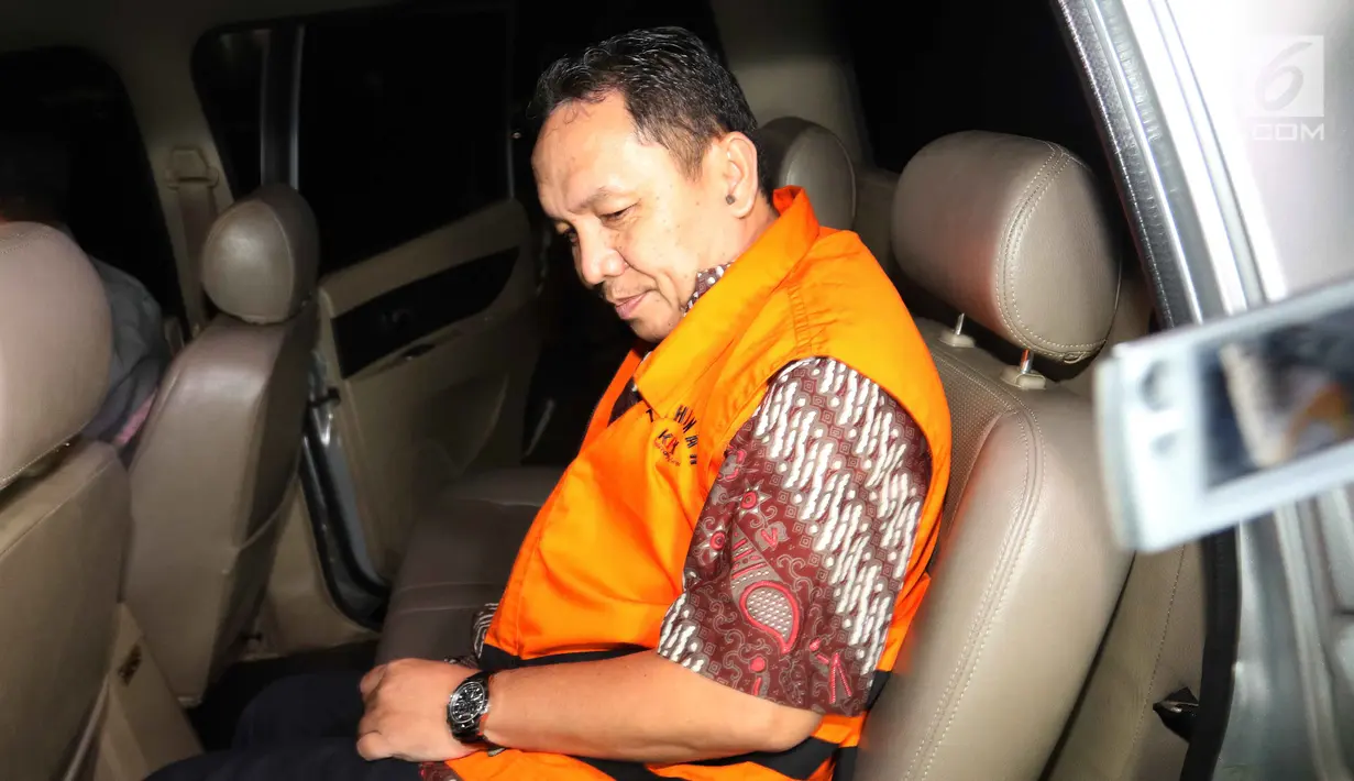 Tersangka Bupati Halmahera Timur nonaktif Rudi Erawan usai diperiksa di Gedung KPK, Jakarta Selatan, Senin (19/2). Rudi merupakan tersangka ke-11 kasus dugaan korupsi proyek pengerjaan jalan di Maluku dan Maluku Utara. (Liputan6.com/Angga Yuniar)